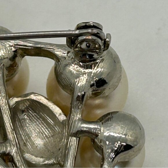 Vintage Faux Pearl Brooch Statement Silver-tone Balloon Bouquet with Bow 2.5 In - Picture 15 of 16